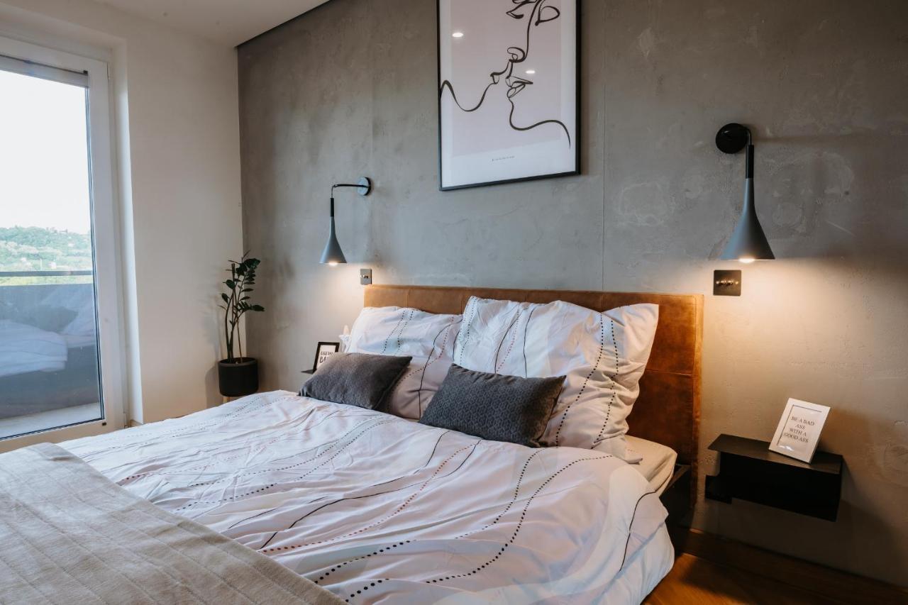 Minimalist Design Penthouse - Kosice Old Town Appartement Buitenkant foto